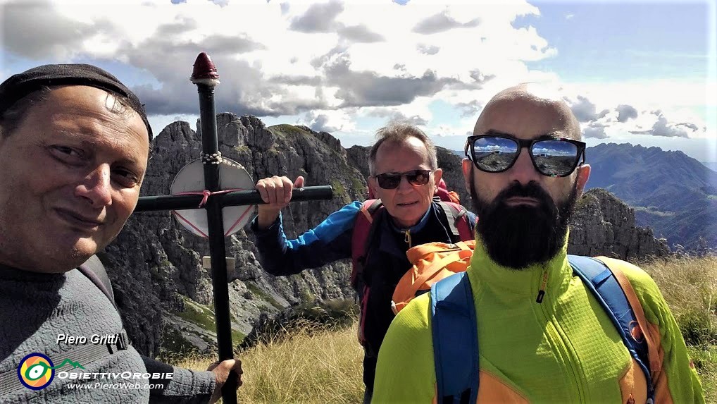 05 Alla croce di vetta dello Zucco Barbesino con Alessio e Cris Ben che rientrano dallo Zuccone Campelli.jpg